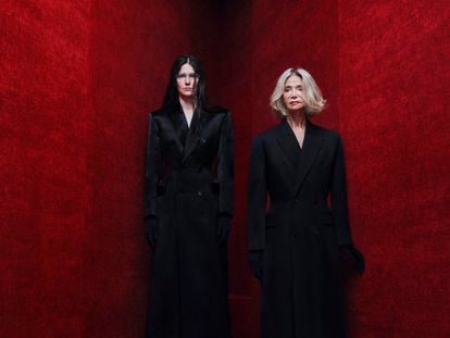 La artista Eliza Douglas (izquierda) y la modelo Danielle Slavik, dos generaciones de musas de la casa Balenciaga. Llevan traje de la colección 51de alta costura de Balenciaga.