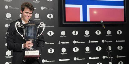 Carlsen, tras recibir el trofeo de campeón del mundo de ajedrez.