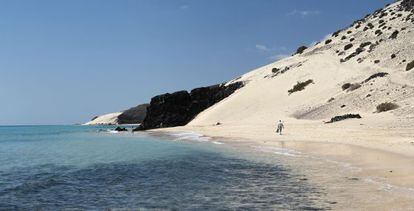 Con marea alta, la playa de Sotavento de Jand&iacute;a, en Fuerteventura, se fragmenta en varios trozos. Cuando baja el agua, se convierte en un arenal ininterrumpido de 28 kil&oacute;metros.