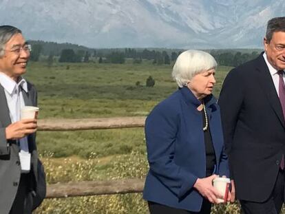 El gobernador del Banco Central de Jap&oacute;n junto a Janet Yellen y Mario Draghi en Jackson Hole.