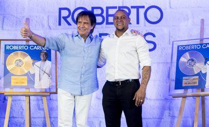 Roberto Carlos, el cantante, y Roberto Carlos futbolista, durante un acto ayer por la tarde en Madrid.