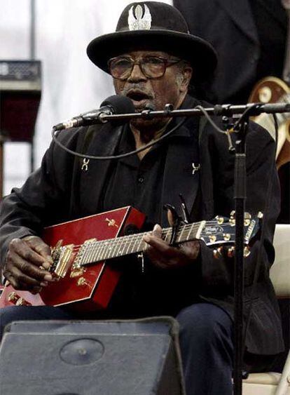 El guitarrista estadounidense Bo Diddley, en una actuación en 2005