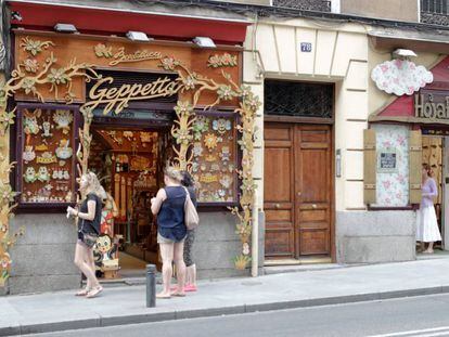 Un grupo de turistas ante una tienda en Madrid.