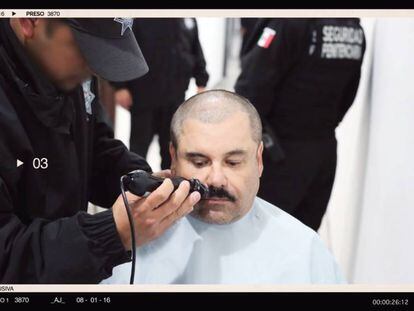 Una de las fotografías donde se ve a Joaquín Guzmán cortándose el cabello.