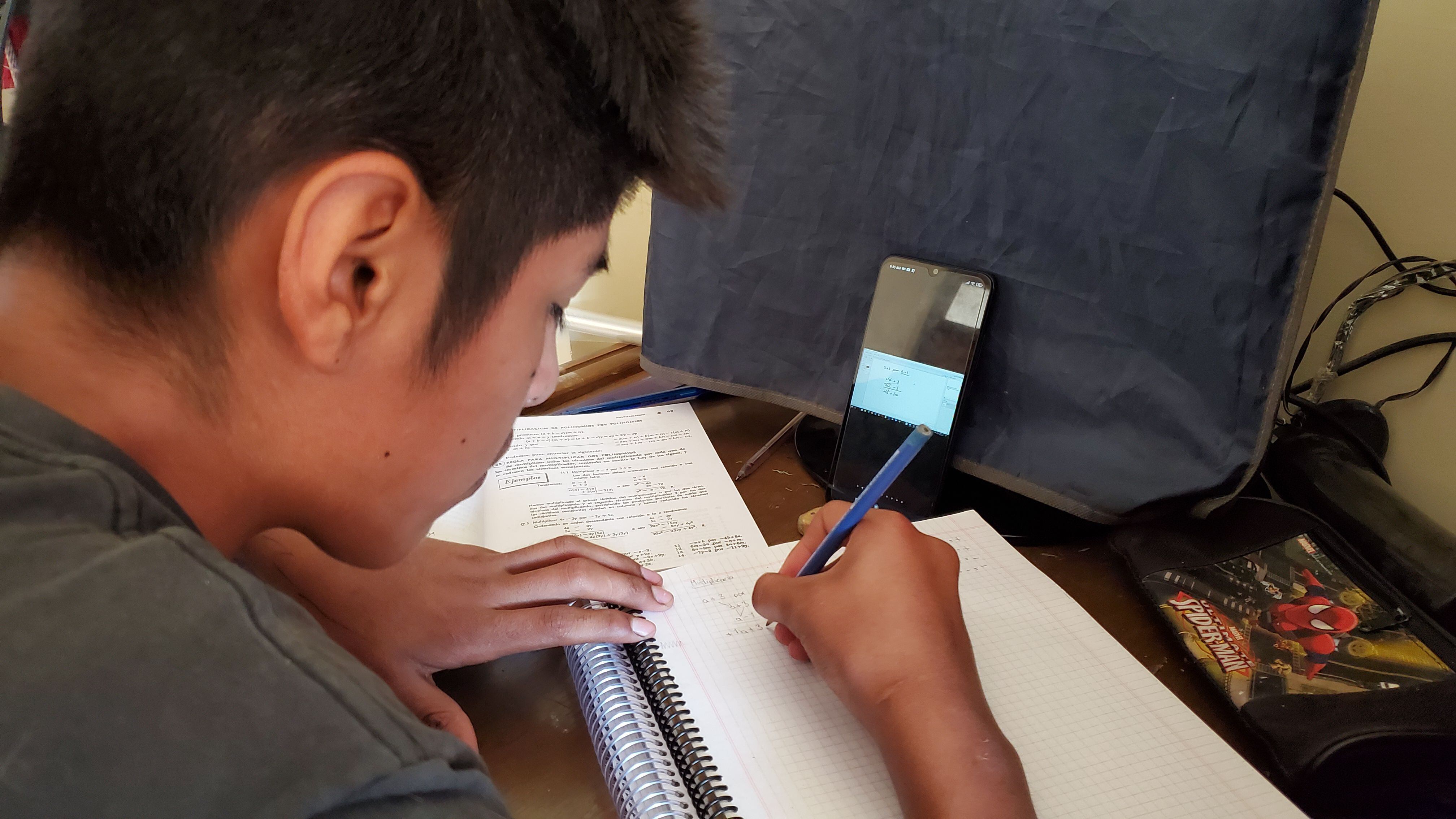 Luis Fernando Pardo, de 14 años, forma parte de una clase virtual de Matemáticas, a través de la plataforma Zoom, desde su casa en Cochabamba, Bolivia.