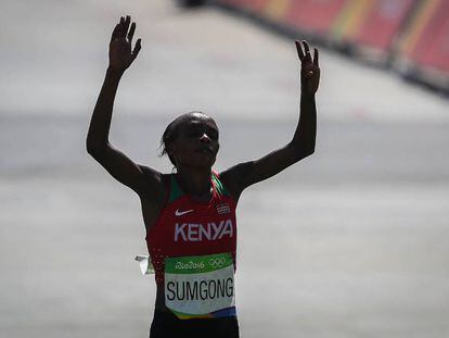 Jemima Sumgong celebra la victoria en la marat&oacute;n.