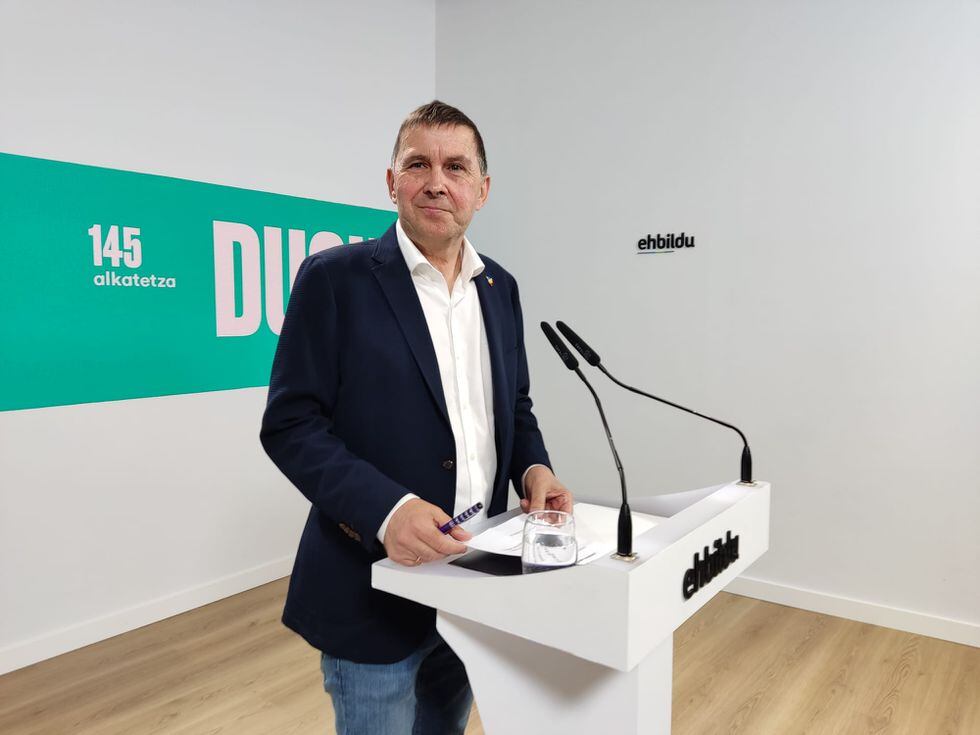 Otegi replica a Feijóo: “Son proclives a decir en campaña promesas que luego no cumplen”