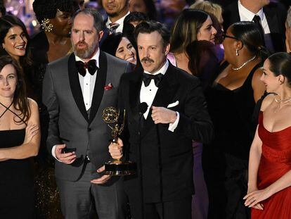 El actor Jason Sudeikis, con el premio a la Mejor Serie de Comedia por 'Ted Lasso' en el escenario durante la 74ª edición de los Premios Emmy en el Microsoft Theater de Los Ángeles, California, el 12 de septiembre de 2022.