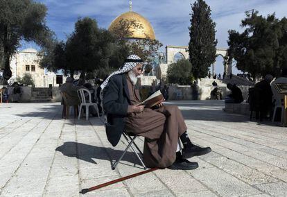 Un palestino lee el Cor&aacute;n en el complejo de la Mezquita de Al Aqsa