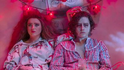 Kathryn Newton, como la creadora, y Cole Sprouse, como la criatura, en 'Lisa Frankenstein'.