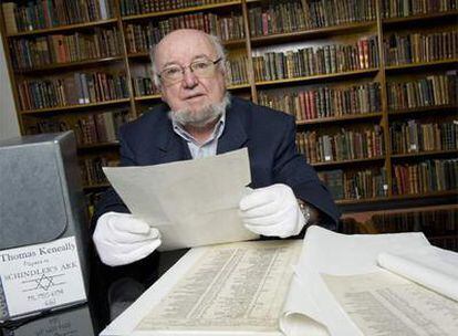 El escritor Thomas Keneally en Sydney, Australia, con una lista de 801 nombres de judios salvados del Holocausto por Oskar Schindler.