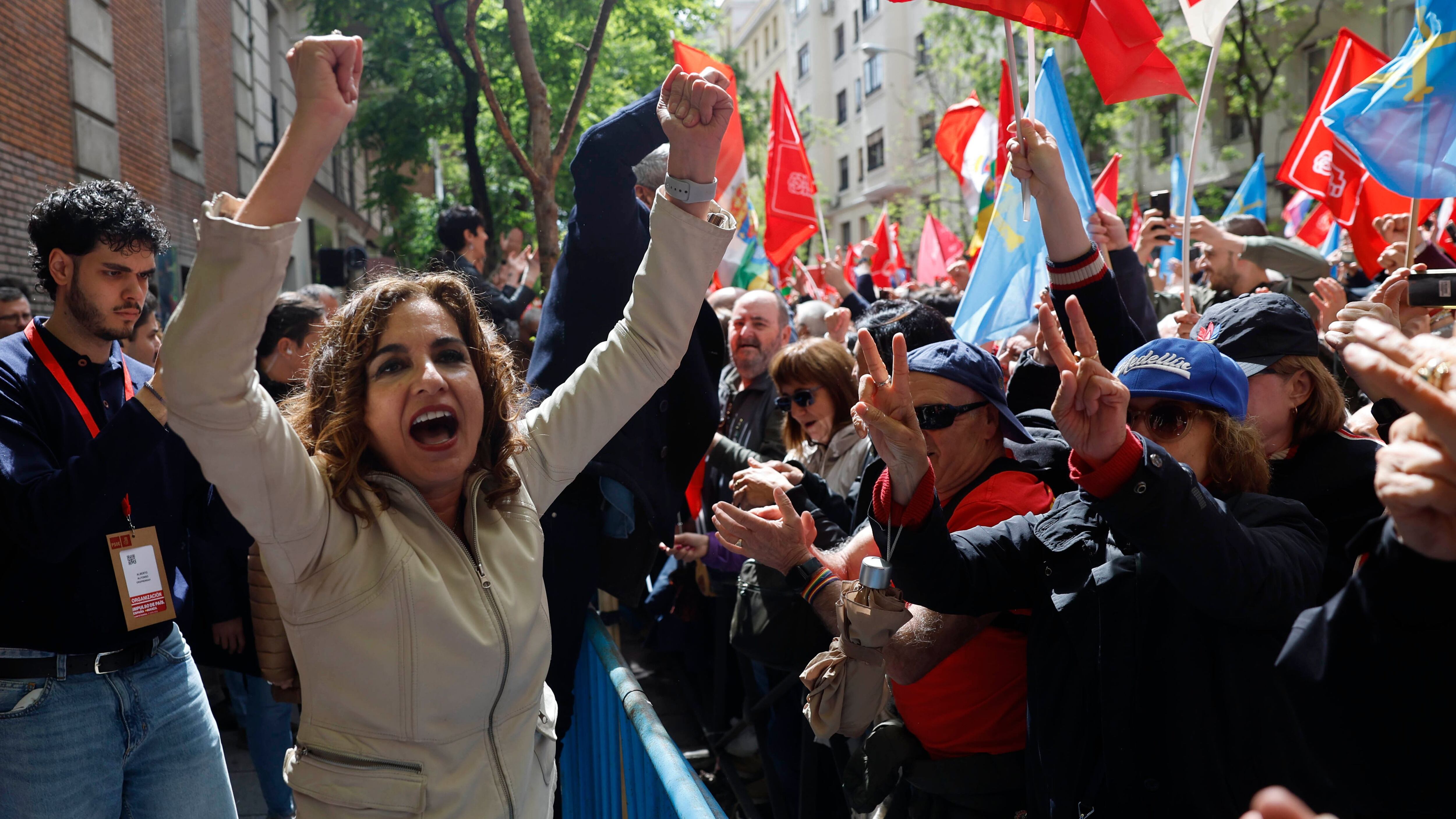 María Jesús Montero saluda a la militancia socialista concentrada este sábado en la calle Ferraz de Madrid. 
