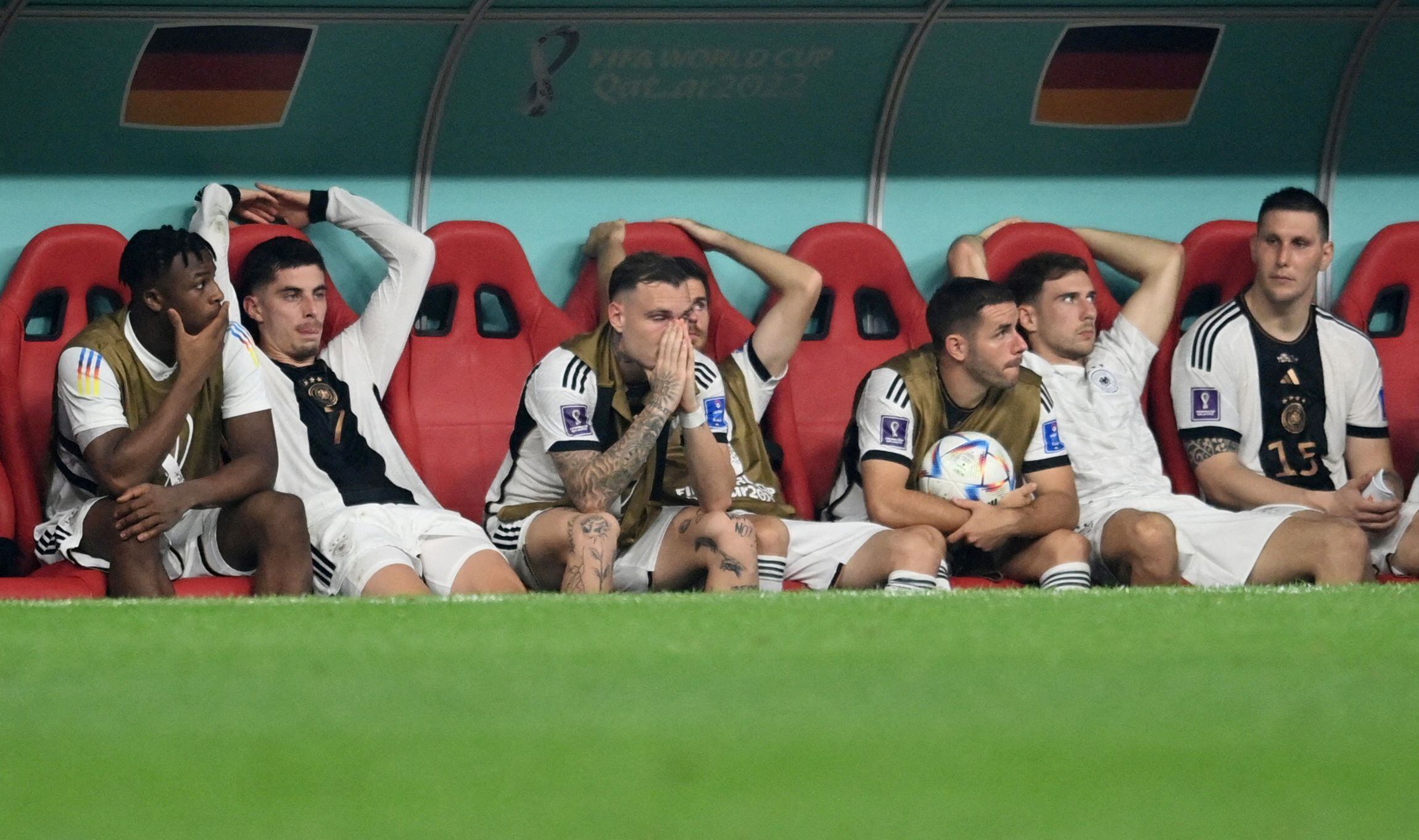 Jugadores alemanes abatidos tras su eliminación del Mundial de Qatar.