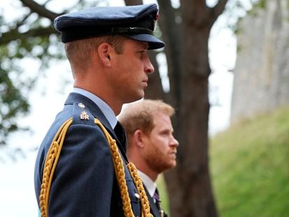 El príncipe Guillermo de Inglaterra, en primer término, y Enrique de Inglaterra siguen el coche fúnebre de Isabel II hacia la capilla de San Jorge en el castillo de Windsor el 19 de septiembre de 2022.