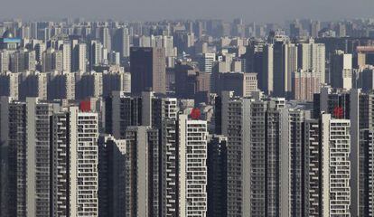 Decenas de edificios de uso residencial en Wuhan, en la provincia de Hubei (centro del pa&iacute;s).