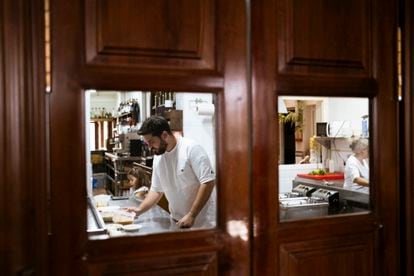 Pedro Aguilera con parte de su familia en la cocina de Mesón Sabor Andaluz, en Alcalá del Valle (Cádiz). 