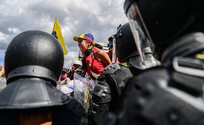 Manifestantes tratan de entrar en las instalaciones de la Asamblea Nacional en Quito, el 23 de junio de 2022.