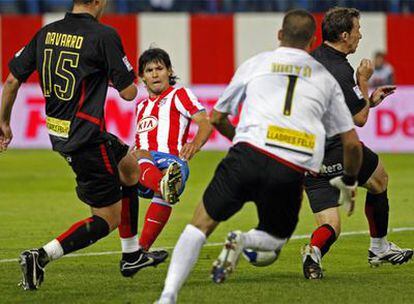 Agüero marca el segundo gol del Atlético.