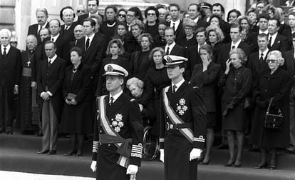 3 de abril de 1993. El rey Juan Carlos y el príncipe Felipe, junto a los otros miembros de la Familia Real: la infanta Elena, doña María de las Mercedes, la reina Sofía, la infanta Elena, la infanta doña Pilar, en el funeral por don Juan de Borbón.