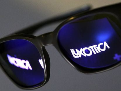 Luxottica es la fabricante de marcas como Ray Ban u Oakley.