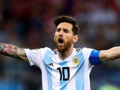 Messi protesta durante el duelo ante Croacia.