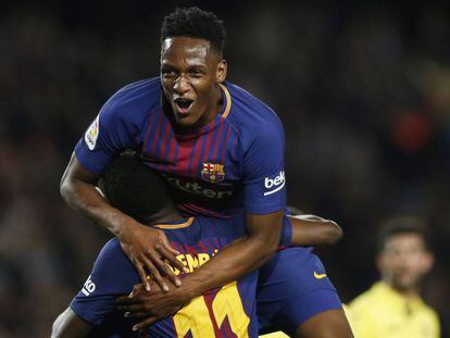 Yerry Mina celebra un gol de Dembélé.