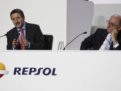 Josu Jon Imaz y Antoni Brufau, en la junta de accionistas de Repsol