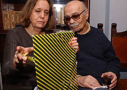 Sábato, junto a su compañera, Elvira González, con uno de los regalos del cumpleaños.