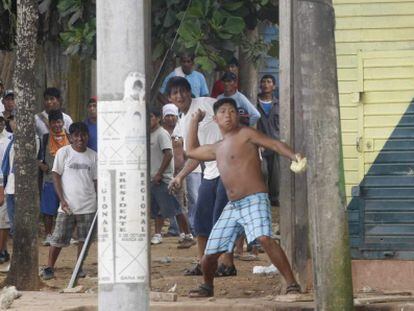 Mineros ilegales se enfrentan a la polic&iacute;a en las calles de Puerto Maldonado (Per&uacute;).