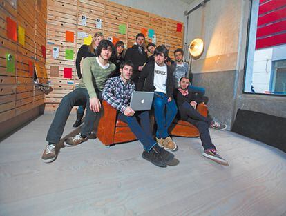 <b>El equipo de Herzio. Al frente, su mánager, Borja Prieto, flanqueado por sus fundadores, David Zafra (portátil en mano) y Javier Hernández.</b>