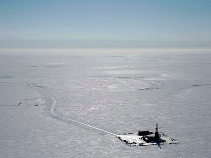 Imagen aérea de una base de prospección de la compañía ConocoPhillips en la reserva de Alaska, en 2019.
