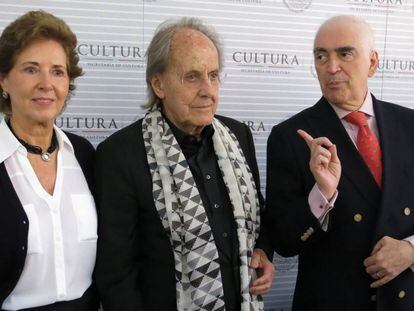 Garc&iacute;a Cepeda, junto al arquitecto Teodoro Gonzalez de Leon, y el ex secretario de Cultura Rafael Tovar y de Teresa, en mayo del 2016