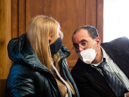 Ana Sandamil, con su abogado, durante la primera sesión del juicio, el pasado lunes en la Audiencia Provincial de Lugo.