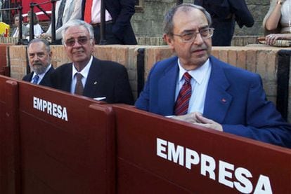 Los magistrados del Constitucional Manuel Aragón, Ramón Rodríguez Arribas y Guillermo Jiménez (vicepresidente del alto tribunal), en La Maestranza de Sevilla durante la Feria de Abril.