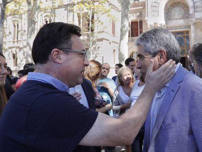 Joan Josep Nuet, miembro de Esquerra Unida, anima a Francesc Homs en el acto de este viernes.
