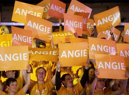 Seguidores del CDU muestran carteles con el nombre de la canciller y candidata democristiana, Angela Merkel, en el mitin de cierre de campaña ayer en Berlín.