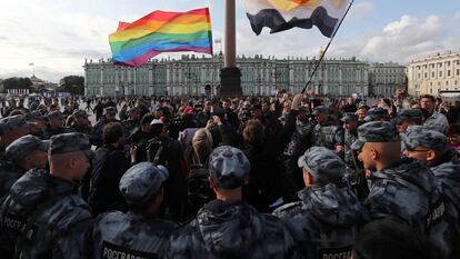 Oficiales bloquean la manifestación gay del Orgullo de San Petersburgo, en agosto de 2019.
