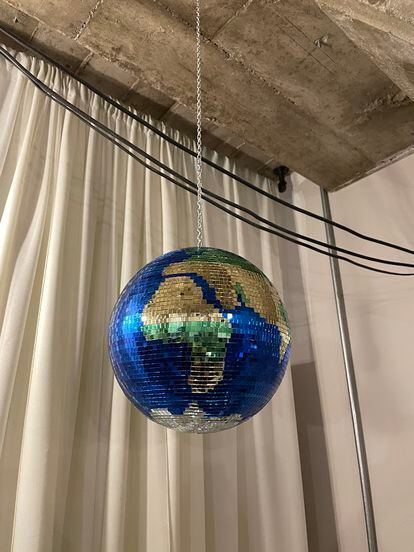 Una bola del mundo diseñada por Lina Shamoon a partir cristales de colores.