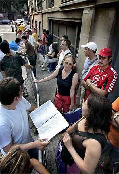 Un grupo de inmigrantes esperan su turno en la Delegación del Gobierno para obtener el permiso de residencia.
