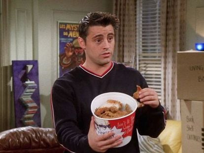 Joey, interpretado por Matt LeBlanc, a punto de comer pollo frito en una secuencia de 'Friends'.