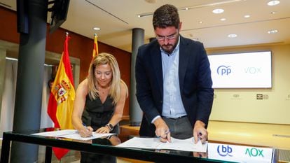 Los portavoces del PP y de Vox en el parlamento aragonés, Ana Alós y Alejandro Nolasco durante la firma este viernes.
