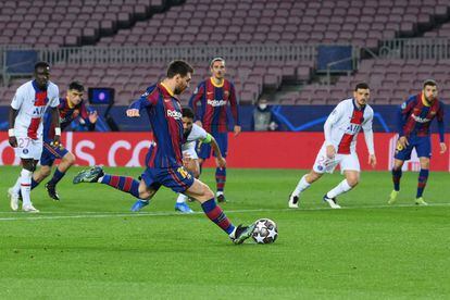 Messi anota el primer gol del Barcelona, tras una falta de Kimpembe sobre De Jong en el área del PSG.