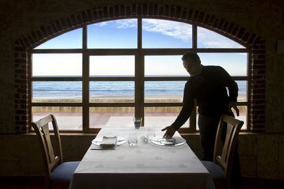 Versión ilustrada del restaurante playero. Casa Manolo, en Daimuz (Alicante).