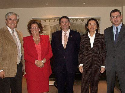 De izquierda a derecha, Joan Clos, Rita Barberá, Francisco Vázquez, Rosa Aguilar y Alberto Ruiz-Gallardón, tras el debate celebrado esta semana en la sede de EL PAÍS, en Madrid.