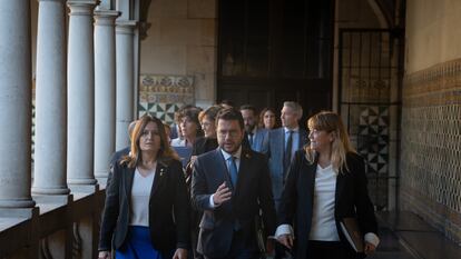 Las consejeras de Vicepresidencia, Laura Vilagrà, y Cultura, Natàlia Garriga, flanquean al presidente de la Generalitat antes de la reunión del Govern sobre la lengua catalana.