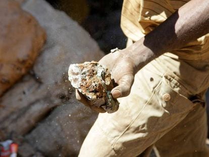 Un minero con cobalto en bruto en la capital de República Dempcrática del Congo.