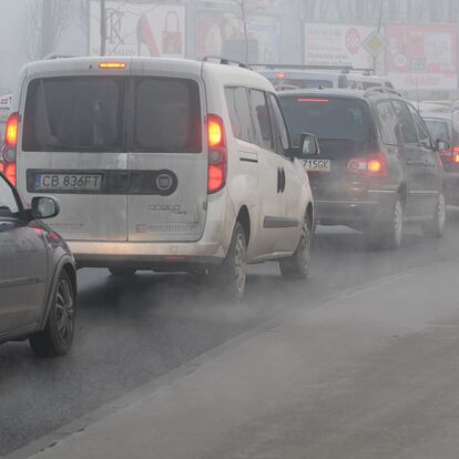 Varios coches emiten humo en un atasco en Bydgoszcz (Polonia).