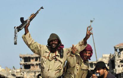 Combatientes del Consejo Nacional Transitorio celebran la caída de Sirte, último bastión en manos de las fuerzas de Gadafi.