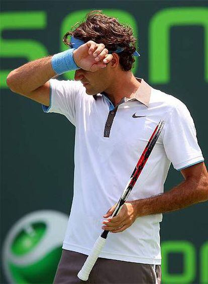 Roger Federer se seca el sudor de la frente durante su partido frente a Novak Djokovic.