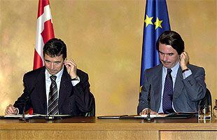 José María Aznar, ayer, durante una rueda de prensa con el primer ministro danés, Anders Fogh Rasmussen.